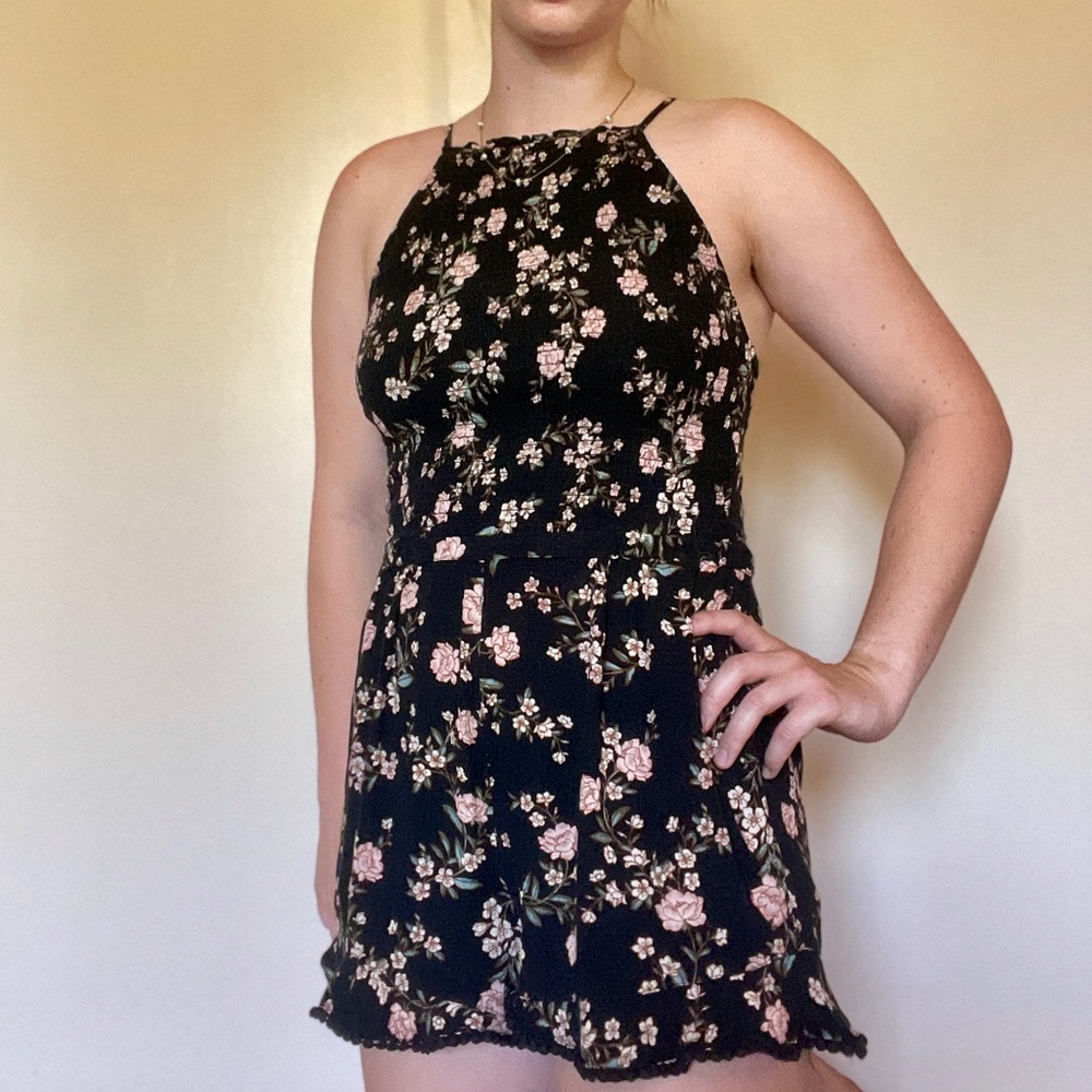 Black Floral Print American Eagle Romper (Small)